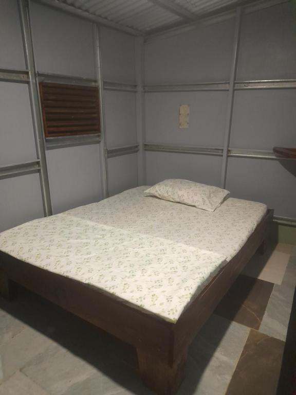 Chava Camping Rio Celeste في Rio Celeste: غرفة نوم بسرير في غرفة