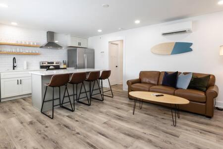 una sala de estar con un sofá y una mesa en Ocean Lofts in the Vibe #5 - 5 min walk to beach, en Virginia Beach