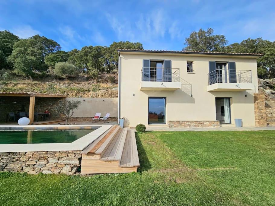 une villa avec piscine et une maison dans l'établissement Belle villa avec piscine et vue mer- Hauteurs de Bastia, à Bastia