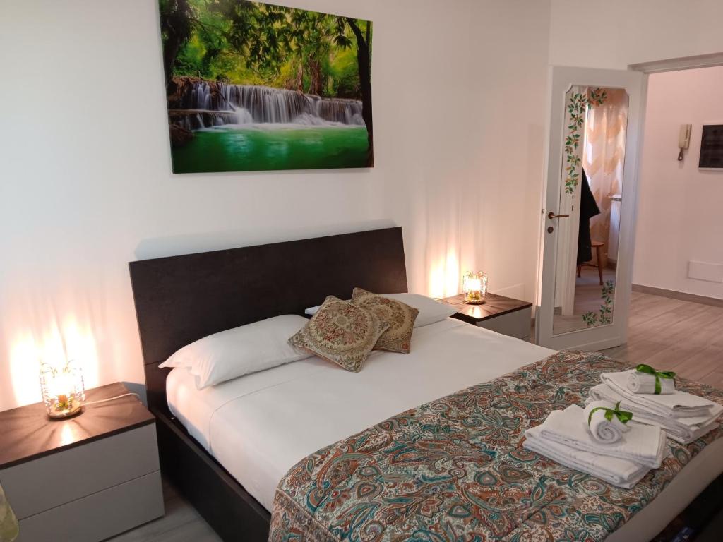 una camera con un letto con due lampade e una cascata di Airport Casa Sofia a Fiumicino