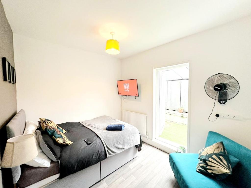 sypialnia z łóżkiem i niebieską kanapą w obiekcie Cozy Studio in Angel (Islington) w Londynie
