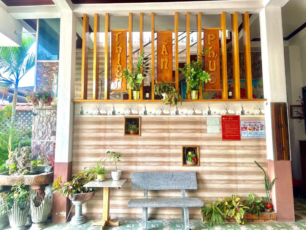 restauracja ze stołem i dwoma stołkami w obiekcie Ngọc Nga Hotel w mieście Phan Rang-Tháp Chàm