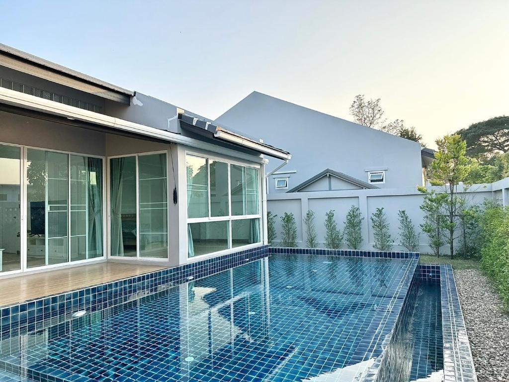 una piscina frente a una casa en Pool Villa by Clickme Home, en Ban Mae Hom