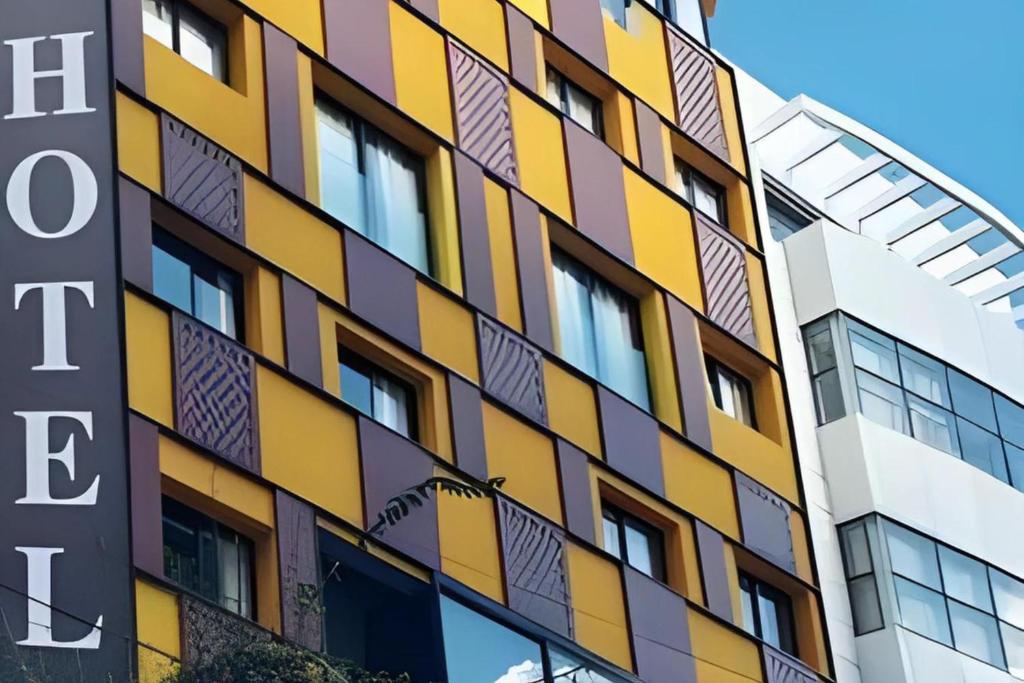Το κτήριο όπου στεγάζεται  το ξενοδοχείο διαμερισμάτων