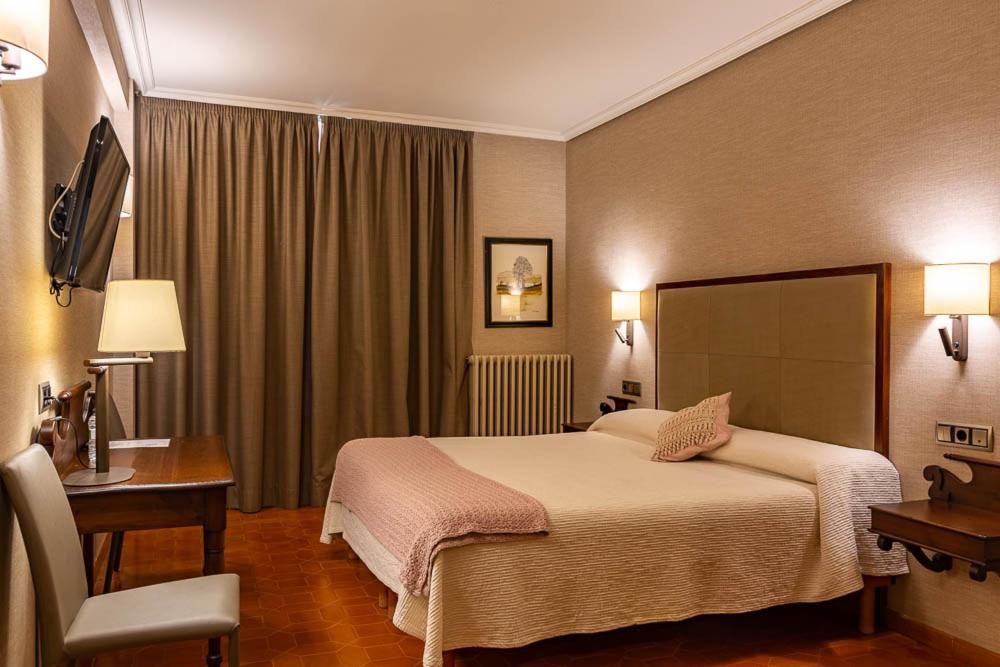 Postel nebo postele na pokoji v ubytování HOSTAL DOÑA JUANA