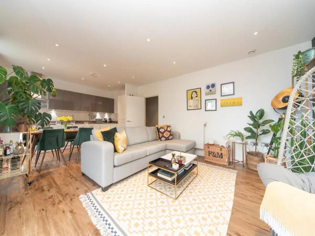 a living room with a couch and a table at Pass the Keys Stunning and Stylish Flat Mins From Central London in London