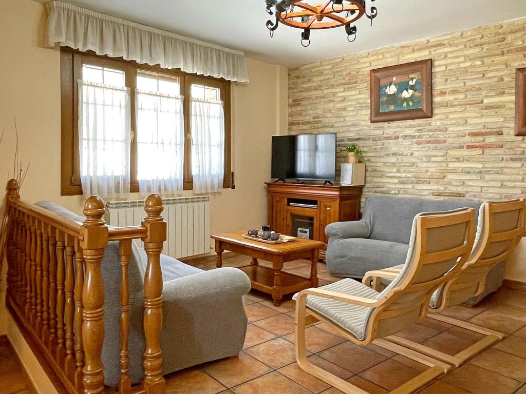 TV a/nebo společenská místnost v ubytování Casar Rural Lazkua I-II