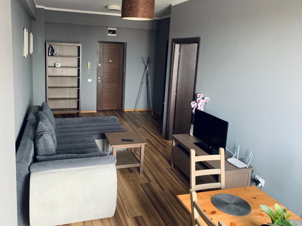 - un salon avec un canapé et une table dans l'établissement The View Apartment, à Constanţa