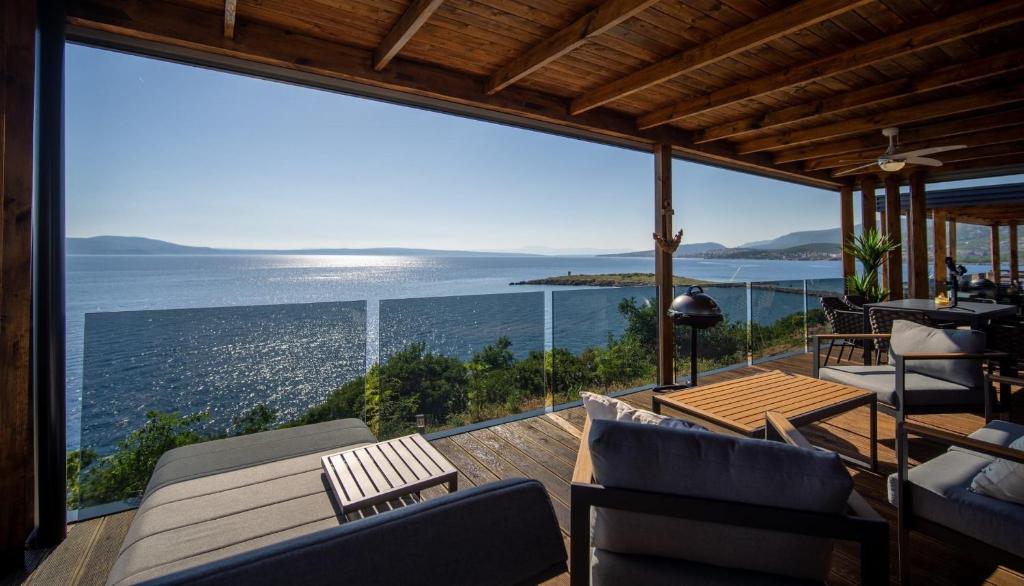 ein Wohnzimmer mit Blick auf das Meer in der Unterkunft Sunset Premium Camping in Klenovica