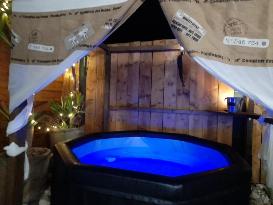 - une grande baignoire bleue dans une chambre avec tente dans l'établissement La Locomotive, à Sausset-les-Pins
