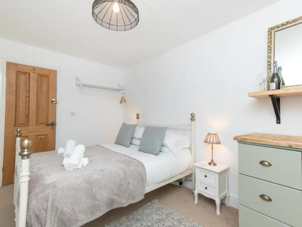 a bedroom with a bed with a teddy bear on it at Pass the Keys Cosy 1 Bed Studio in Central Bath in Bath