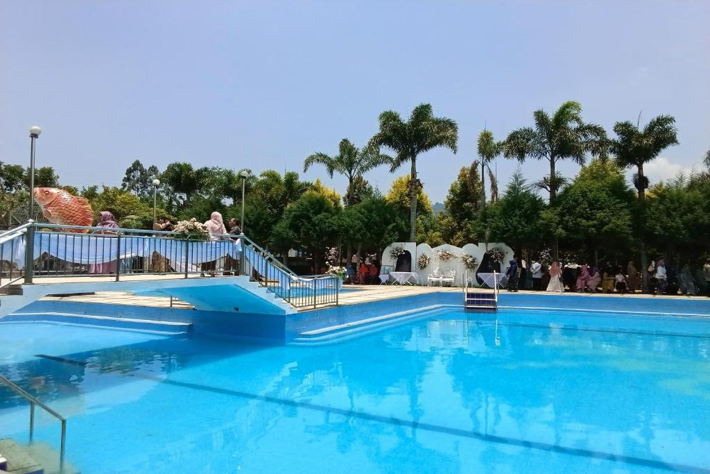 Bazén v ubytování Grand Nirwana Resort Lembang nebo v jeho okolí
