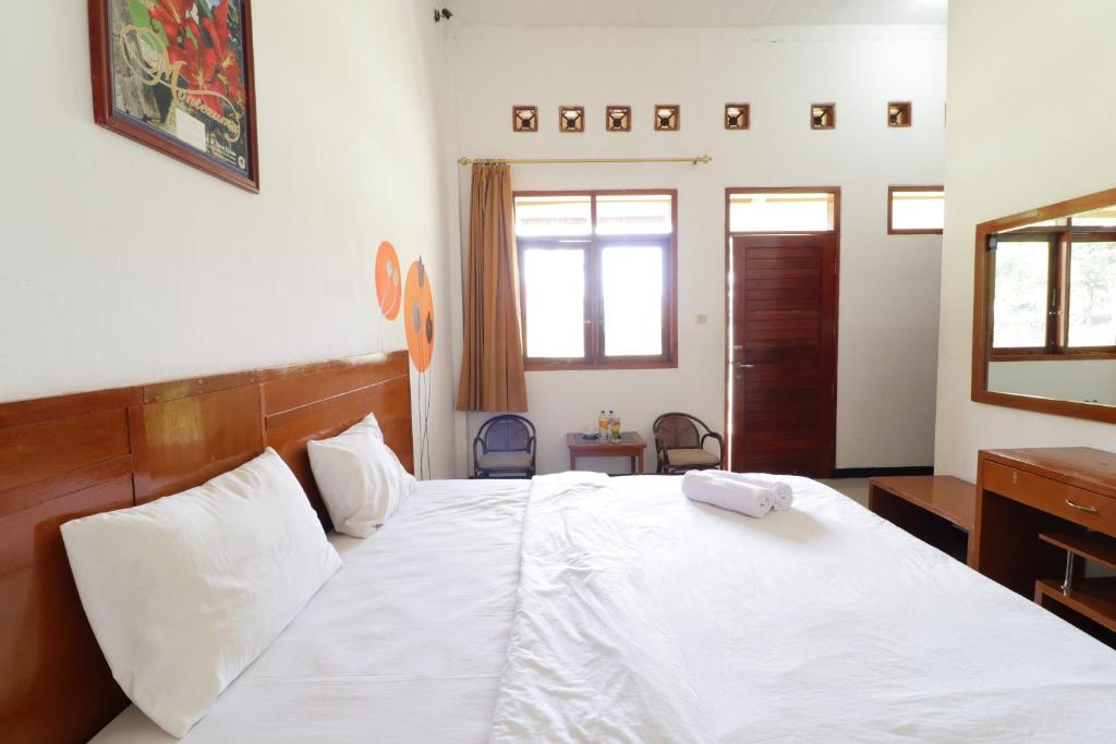 Postel nebo postele na pokoji v ubytování Grand Nirwana Resort Lembang