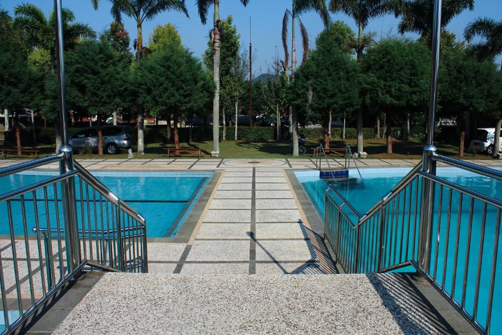 Bazén v ubytování Grand Nirwana Resort Lembang nebo v jeho okolí