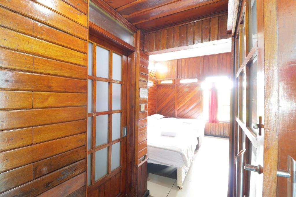 Postel nebo postele na pokoji v ubytování Grand Nirwana Resort Lembang