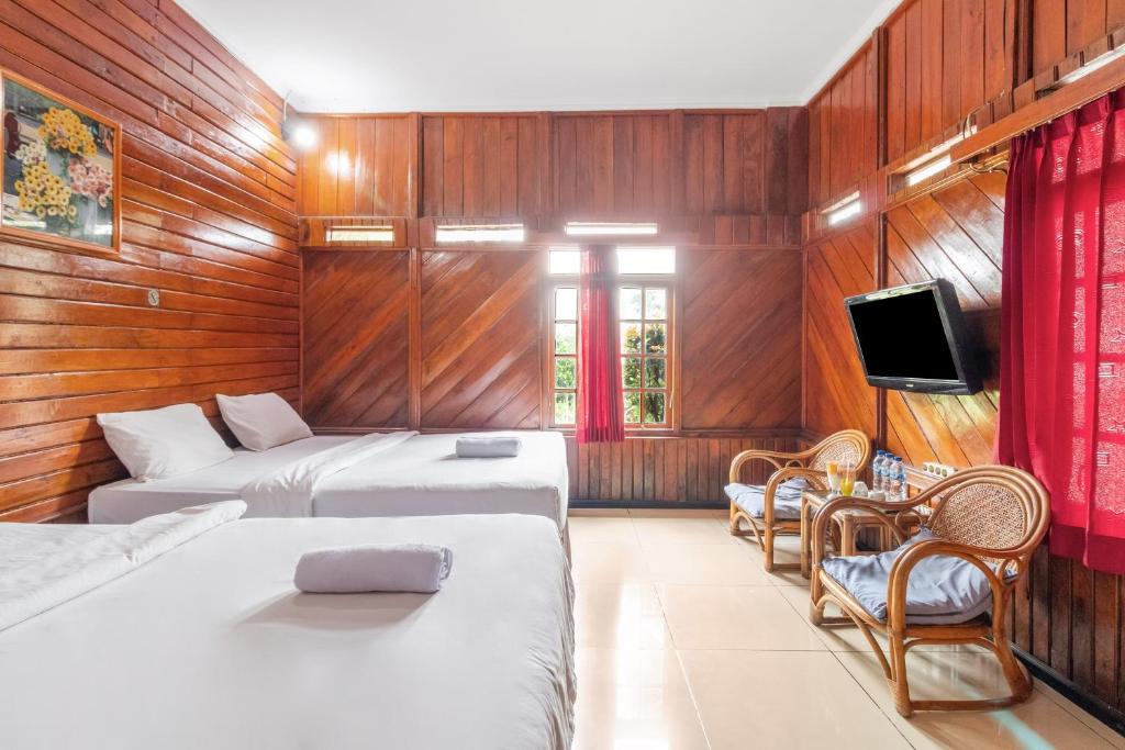 TV a/nebo společenská místnost v ubytování Grand Nirwana Resort Lembang
