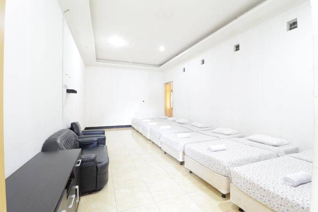 Postel nebo postele na pokoji v ubytování Grand Nirwana Resort Lembang