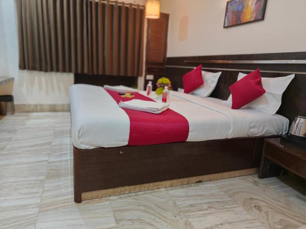 Postel nebo postele na pokoji v ubytování Kiara Shirdi Park Inn