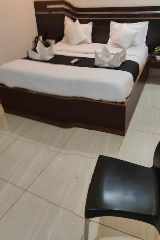 Postel nebo postele na pokoji v ubytování Kiara Shirdi Park Inn