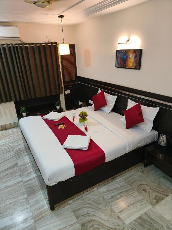 Postel nebo postele na pokoji v ubytování Kiara Shirdi Park Inn