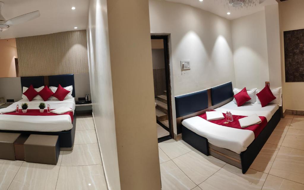 Postel nebo postele na pokoji v ubytování Kiara Shirdi Park Inn