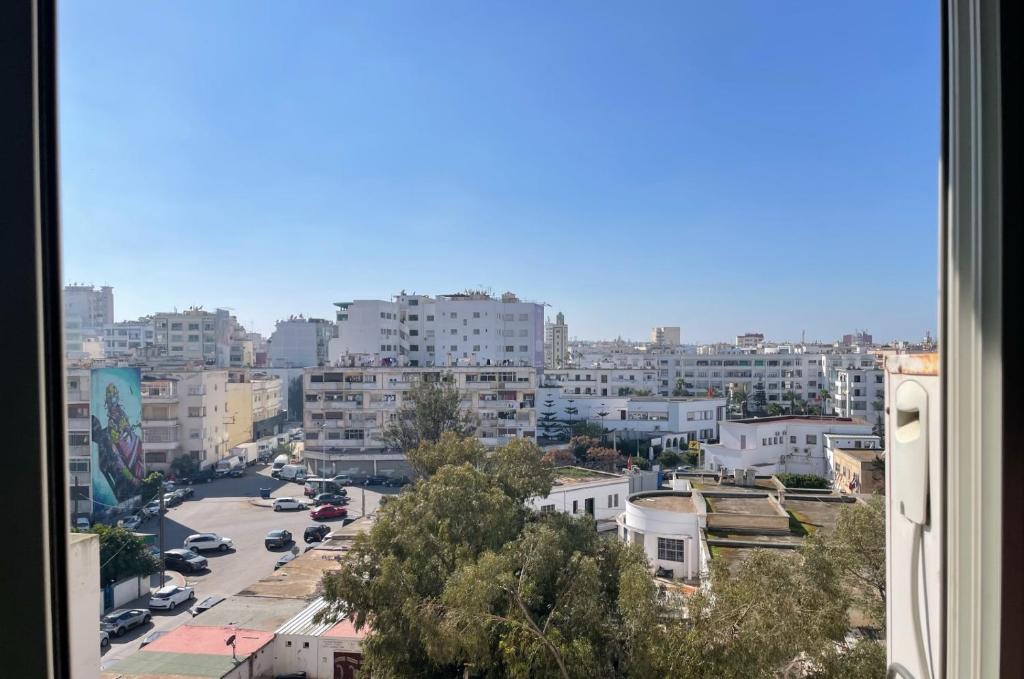 een uitzicht vanuit een raam van een stad bij En plein centre-ville. in Casablanca
