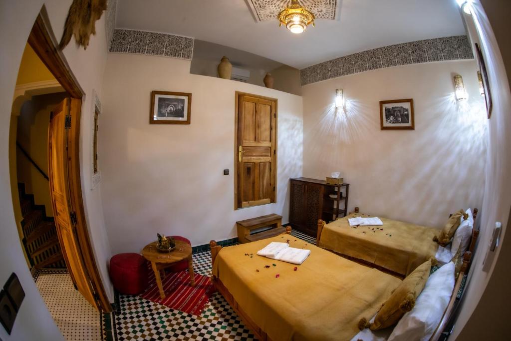 Postel nebo postele na pokoji v ubytování Dar Elhaja Rahma