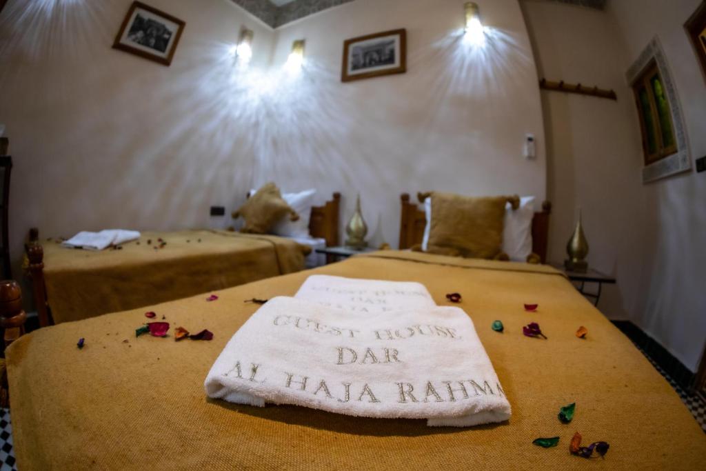 Postel nebo postele na pokoji v ubytování Dar Elhaja Rahma
