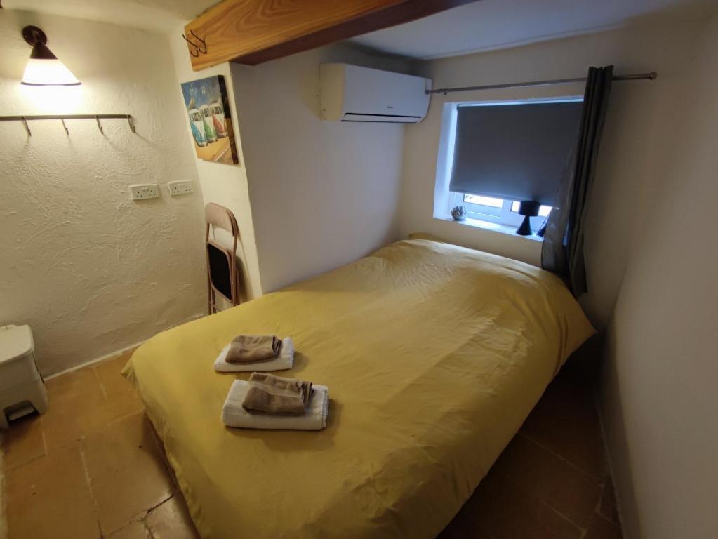 Postel nebo postele na pokoji v ubytování Cosy bedroom in a shared Maltese townhouse