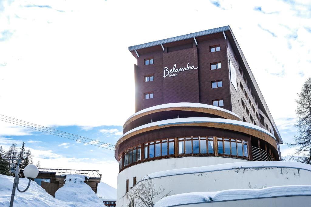 een gebouw met een bord aan de zijkant bij Hôtel La Plagne Le Terra Nova in La Plagne