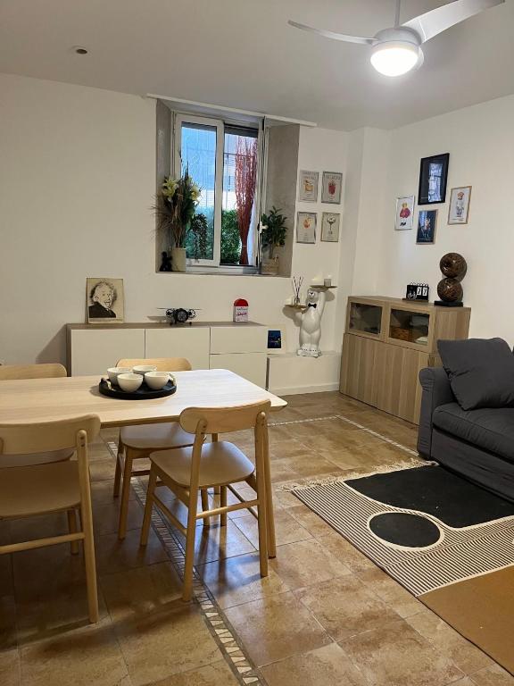 un salon avec une table et un canapé dans l'établissement F2 LOUIS BLANC CANNES, à Cannes