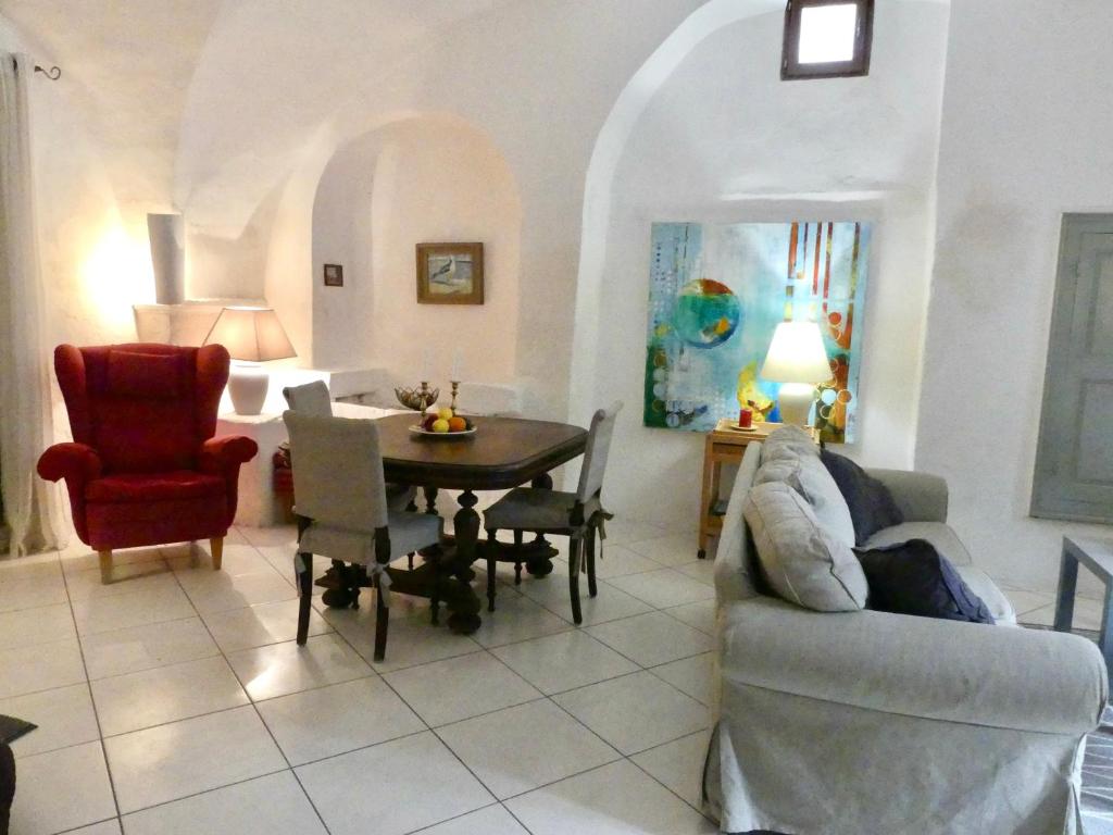 Studio i Languedoc. في Nézignan-lʼÉvêque: غرفة معيشة مع أريكة وطاولة وكراسي