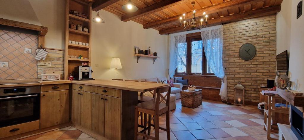 eine Küche mit einer hölzernen Arbeitsplatte in einem Zimmer in der Unterkunft Kasza Rusztika in Szekszárd