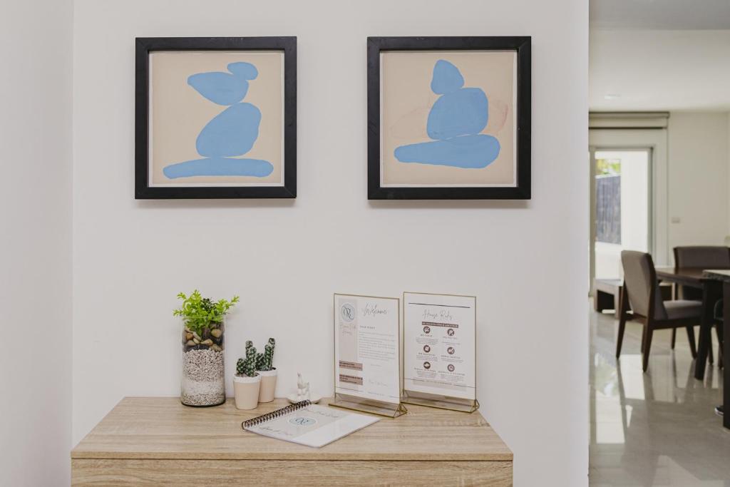 een kamer met twee foto's aan de muur en een tafel bij Casa Mistica 703 N condo in Cedro