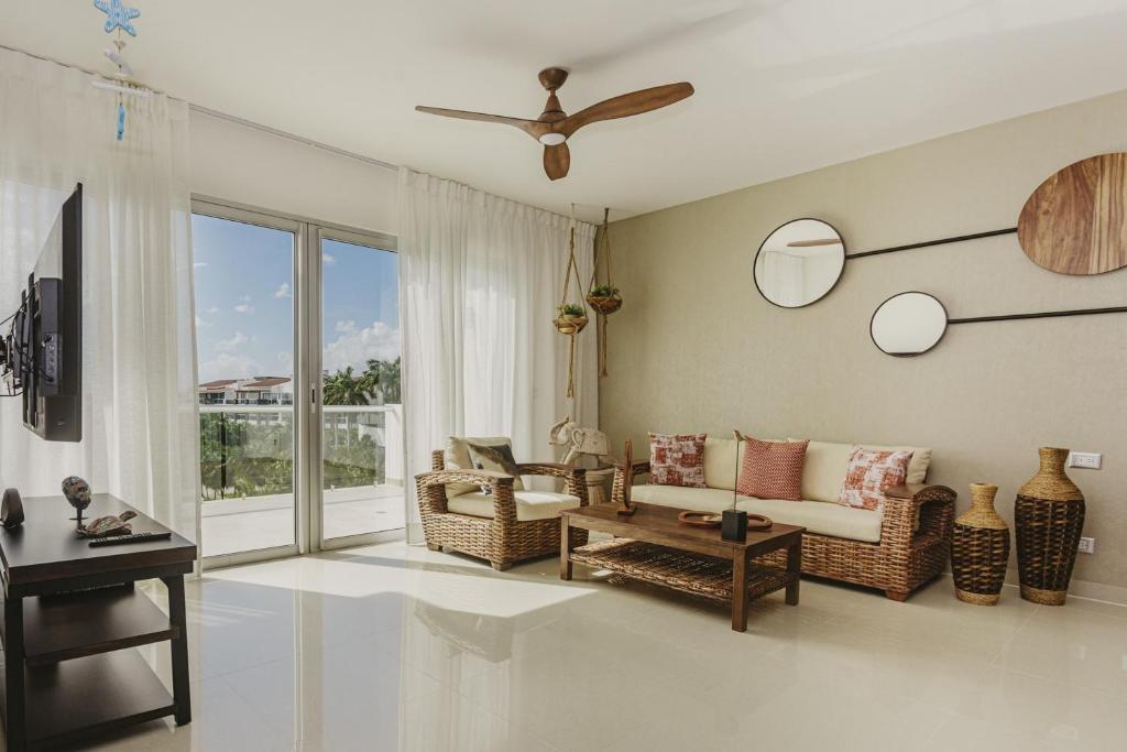 een woonkamer met een bank en een tafel bij Ocean View Penthouse Casa Galicia 634N condo in Cedro