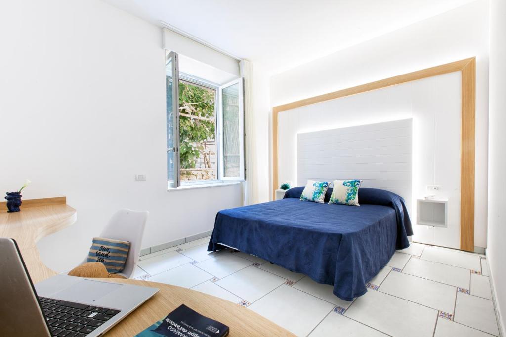 A bed or beds in a room at Hotel Piccolo Paradiso