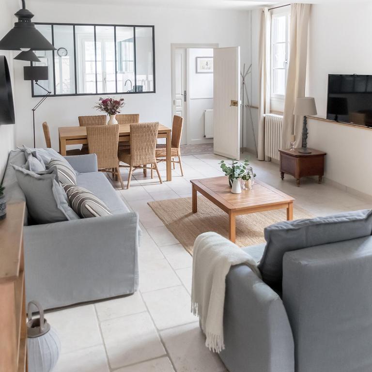 un salon avec deux canapés et une table dans l'établissement Appartement Versailles Centre, à Versailles