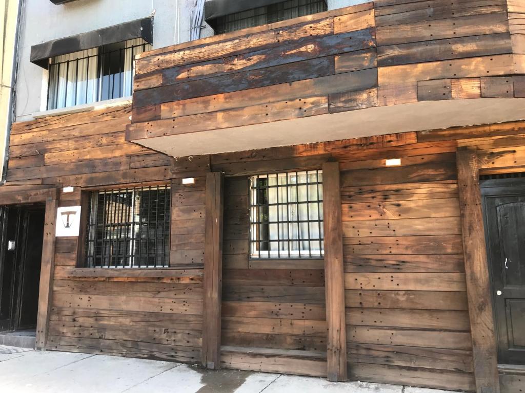 fachada de madera de un edificio con ventanas en Santiago Bellas Artes en Santiago