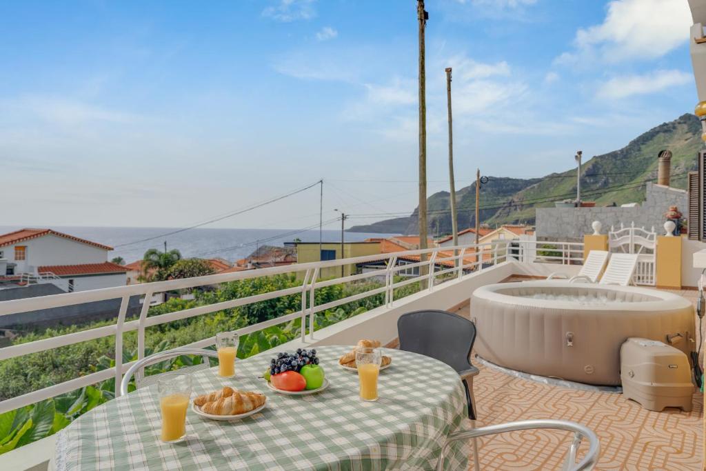 Un balcón con una mesa y un bol de fruta en Moreira House by Atlantic Holiday, en Caniçal