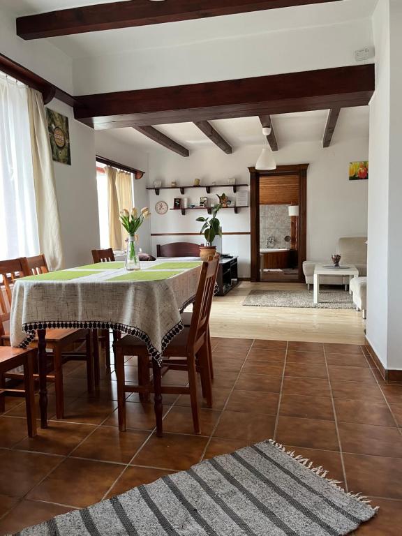 cocina y comedor con mesa y sillas en Idill Üdülőház en Tiszafüred