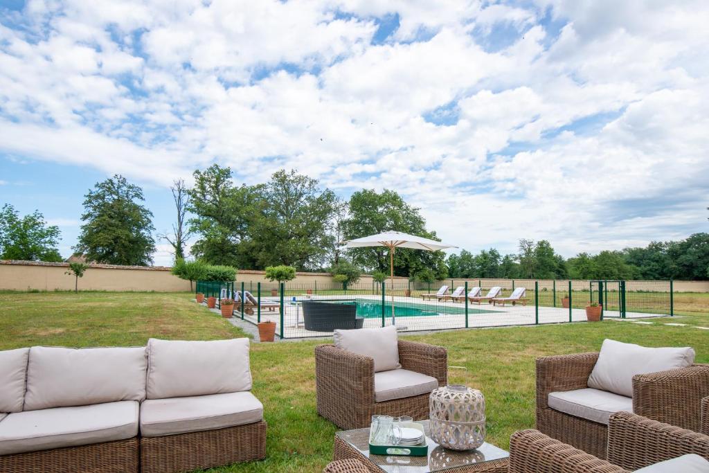 Basen w obiekcie Les Louteaux - Splendide Château du XVIII -Piscine- Parc de Lamas lub w pobliżu