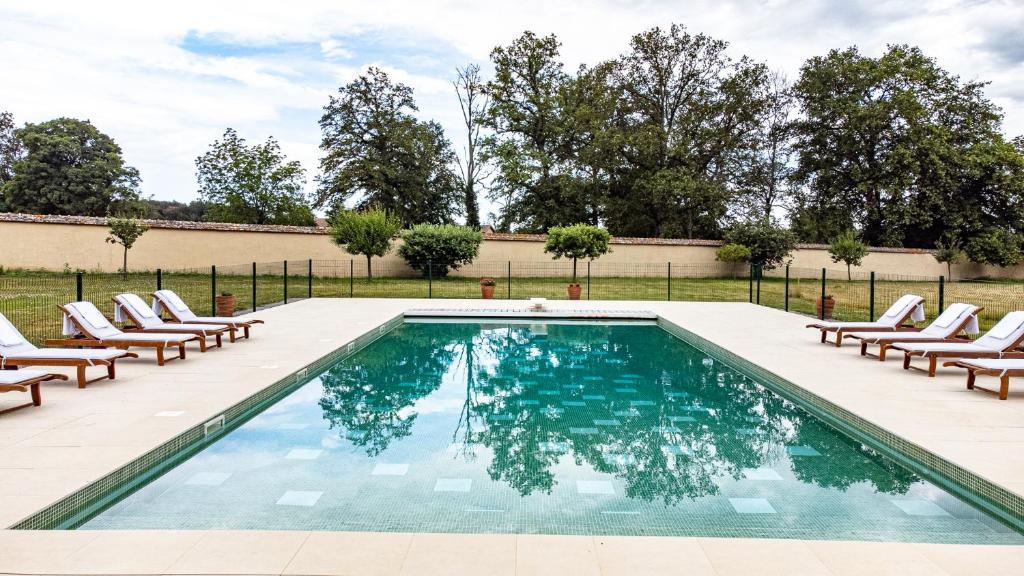 Basen w obiekcie Les Louteaux - Splendide Château du XVIII -Piscine- Parc de Lamas lub w pobliżu