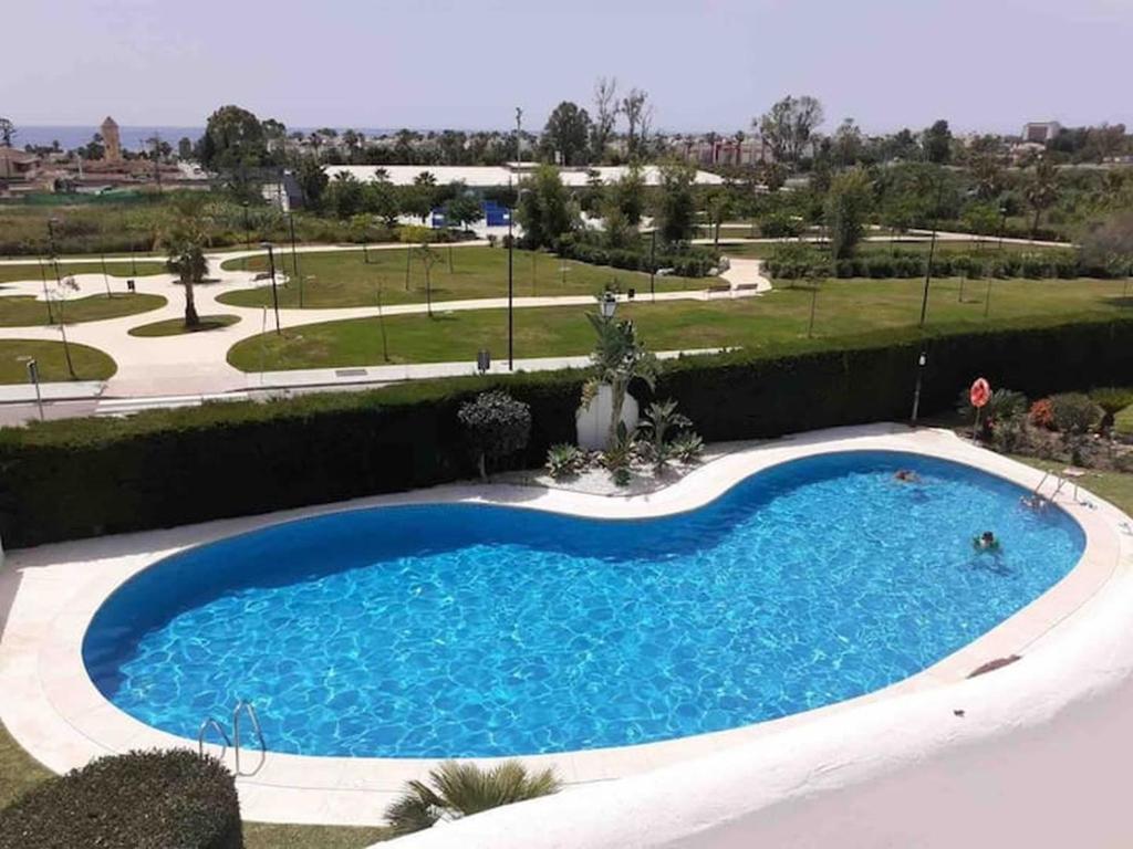 une grande piscine d'eau bleue dans l'établissement Townhouse Estepona, à Estepona