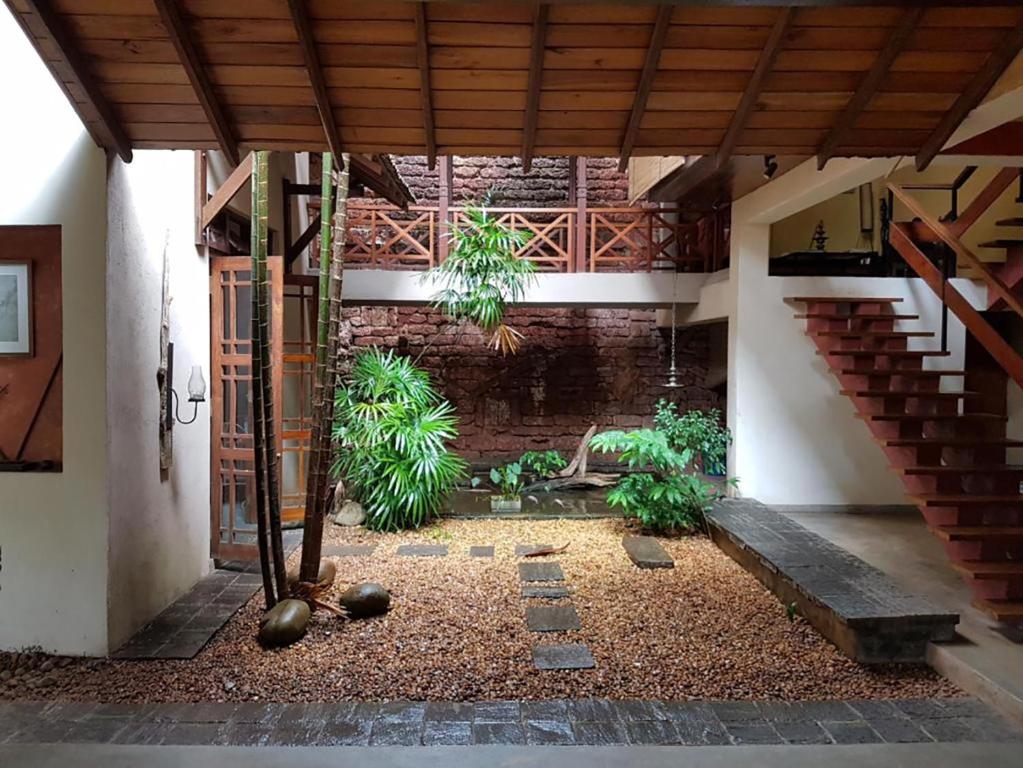 um pátio com uma escada e plantas num edifício em Highbury Colombo em Colombo