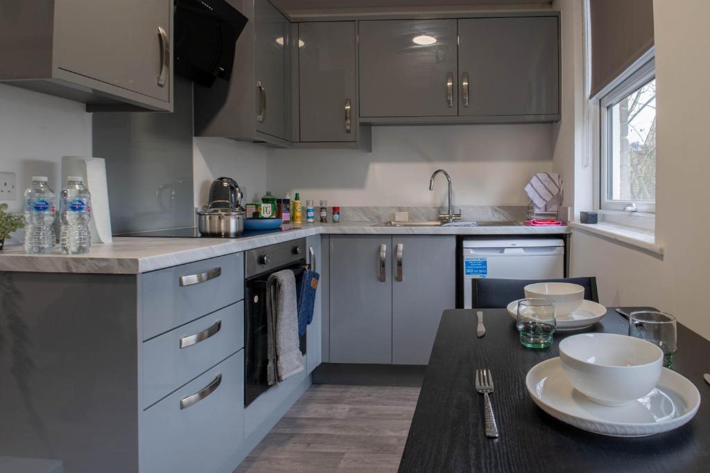 Virtuve vai virtuves zona naktsmītnē Cosy Abode next to Maidstone East Station - Serviced Apartment