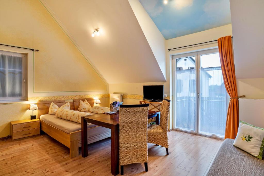 - un salon avec un canapé et une table dans l'établissement Schusterjunge Aparthotel A4, à Sasbachwalden