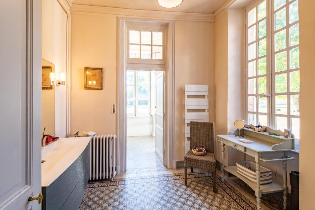 Zdjęcie z galerii obiektu Les Louteaux - Splendide Château du XVIII -Piscine- Parc de Lamas w mieście Chézy