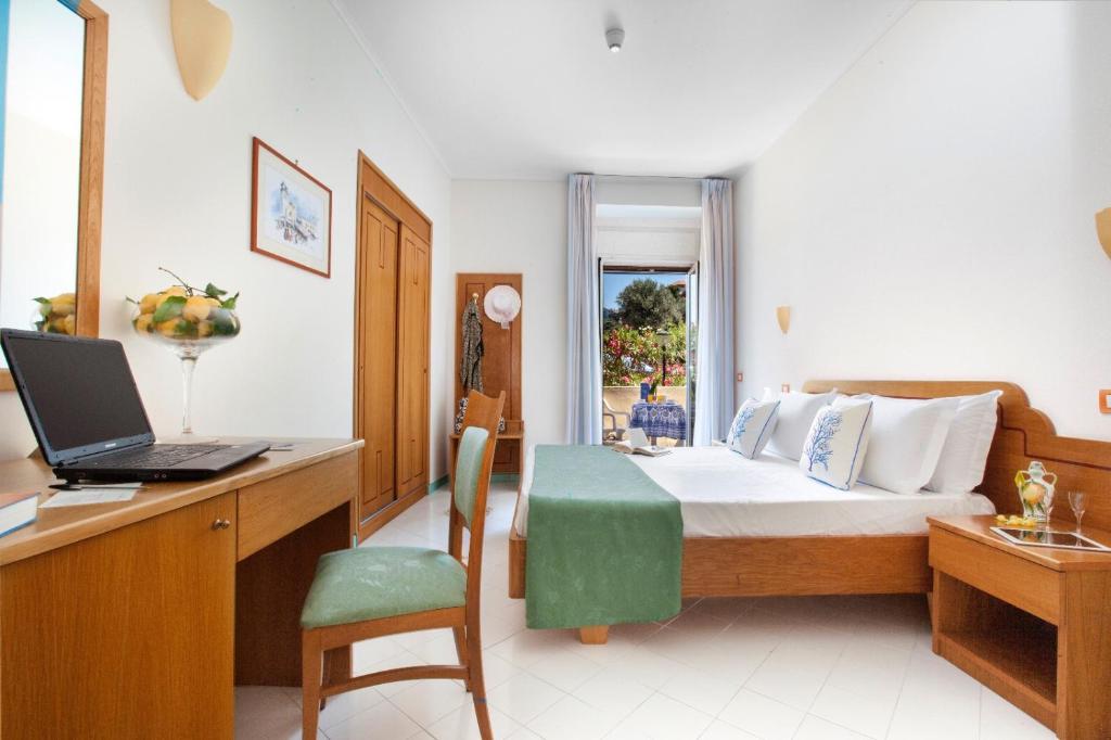 A bed or beds in a room at Hotel Piccolo Paradiso