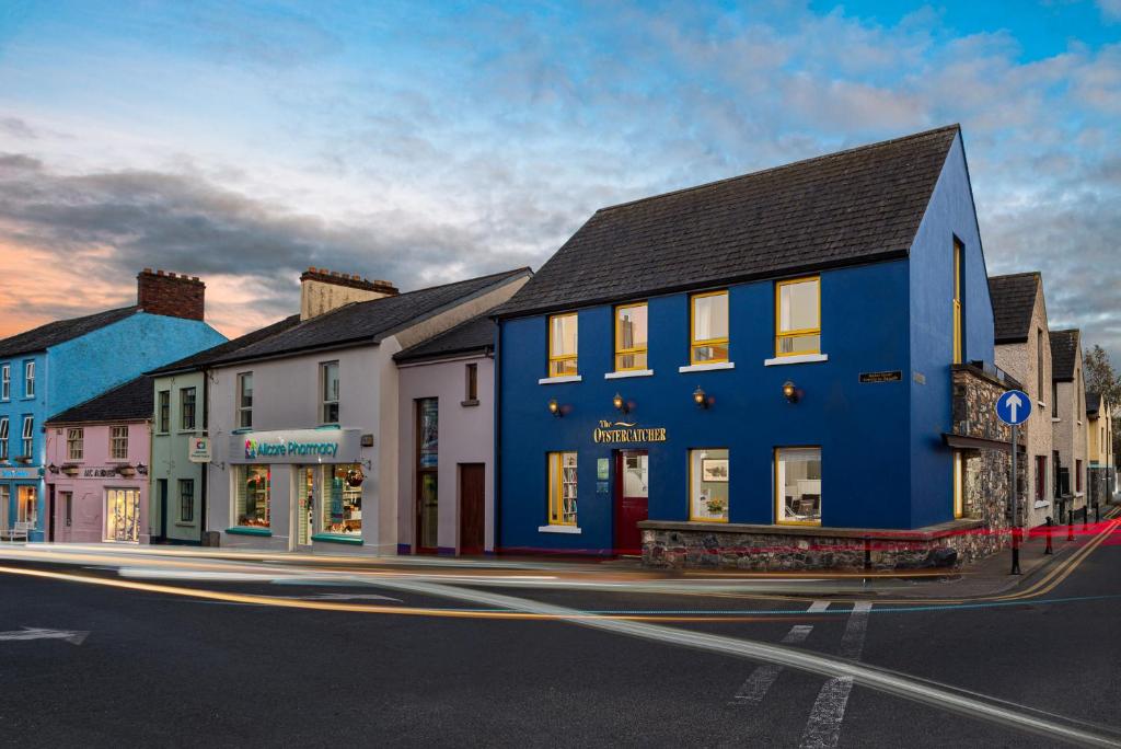 una rappresentazione di una strada con un edificio blu di The Oystercatcher Lodge Guest House a Carlingford