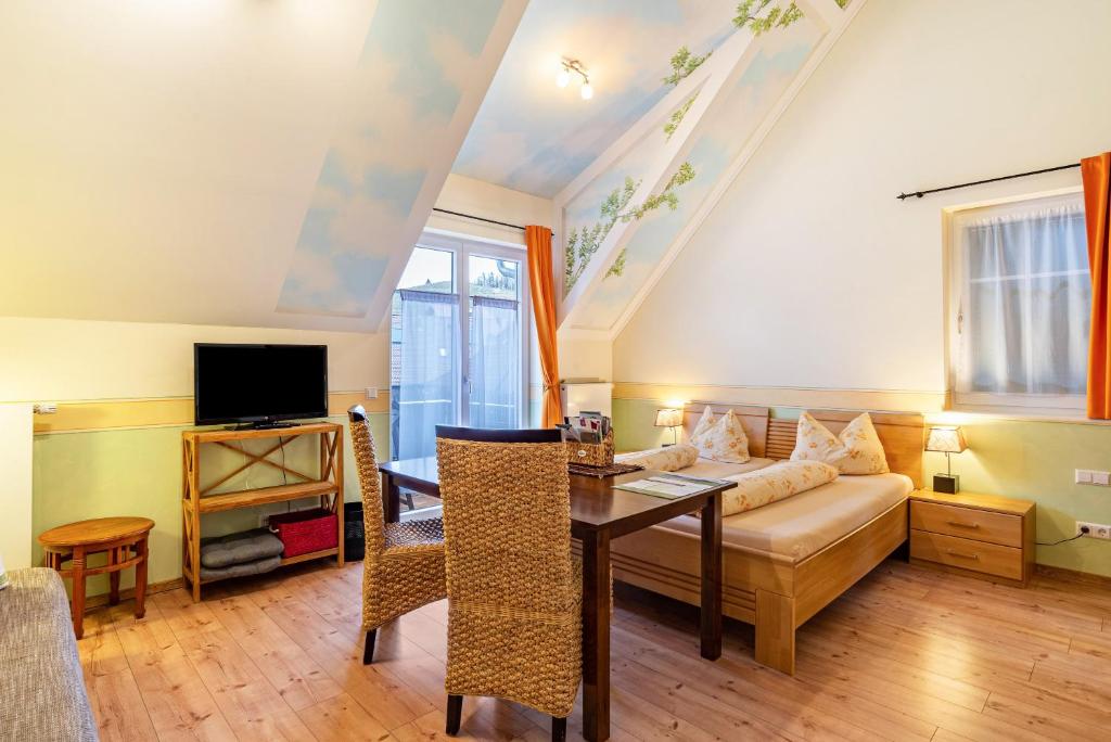 een woonkamer met een bank en een tafel bij Schusterjunge Aparthotel A6 in Sasbachwalden